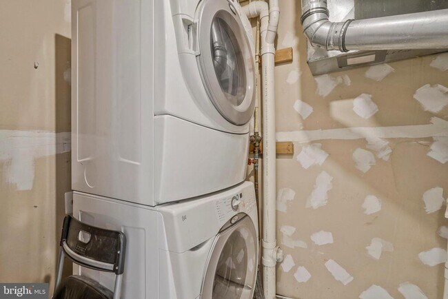 Building Photo - 6340 Walking Ln