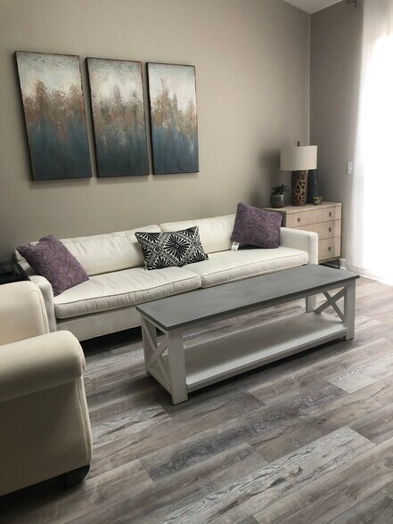 Building Photo - 323 Monlandil Dr