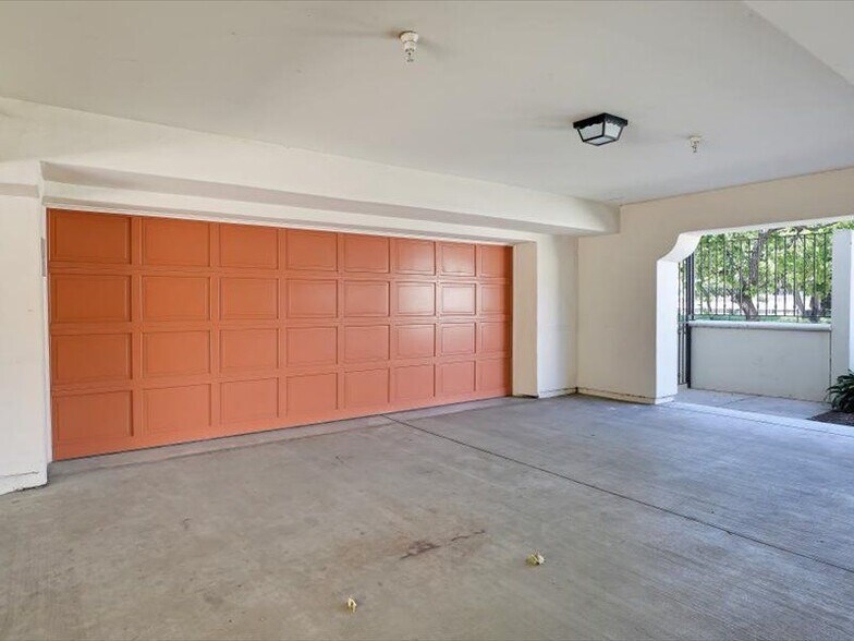 Building Photo - 220 Santa Barbara St