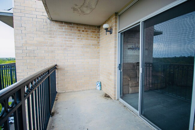 Building Photo - Upscale 1BR/1BA Condo with Balcony & City ...
