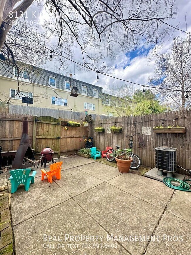Building Photo - 8131 Kingsway Ct