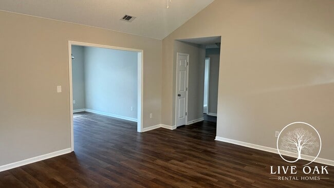 Building Photo - MOVE-IN SPECIAL: $500 OFF 1st MONTH'S RENT!**