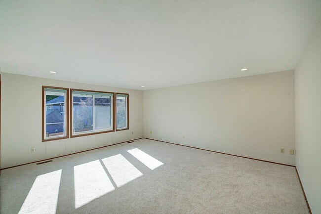 Building Photo - 4Bd/2.5Ba Renton House