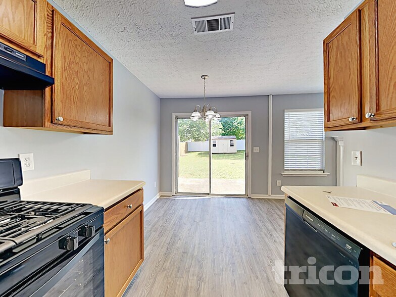 Building Photo - 202 Silver Ridge Dr