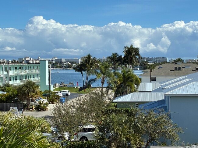 Building Photo - 118 Lakeview Ave