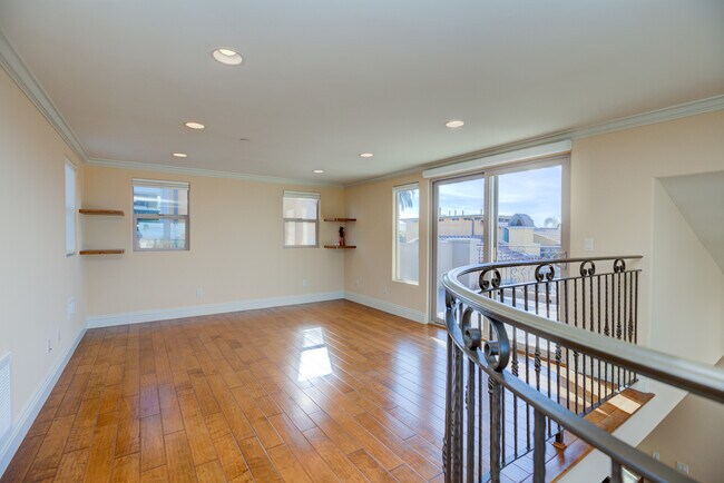 Building Photo - 612 N Juanita Ave