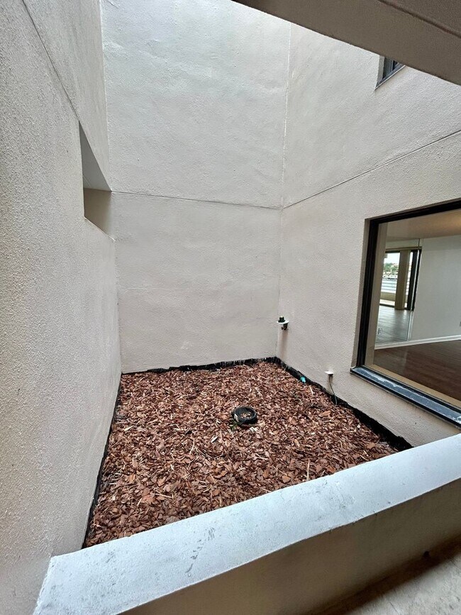 Building Photo - Beautifully Remodeled 2/2 Waterfront Unit ...