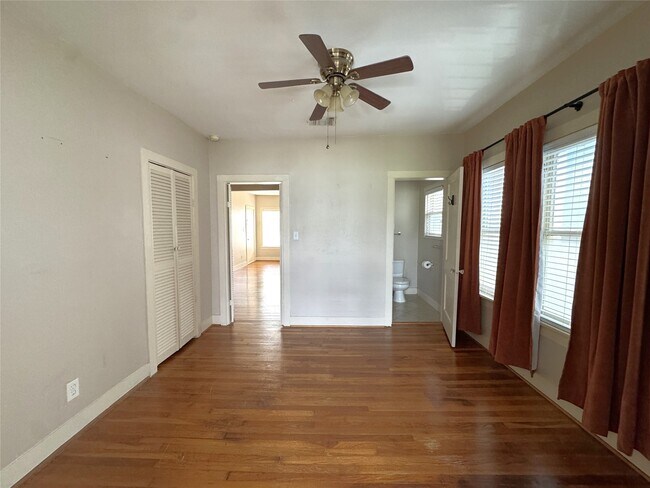Building Photo - 302 W Saulnier St