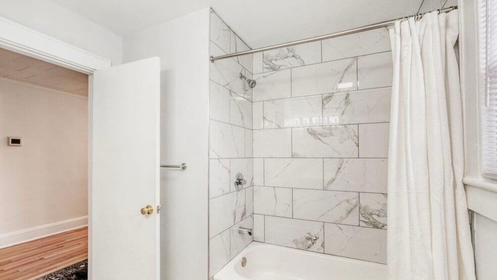 Building Photo - 639 E Iredell Ave