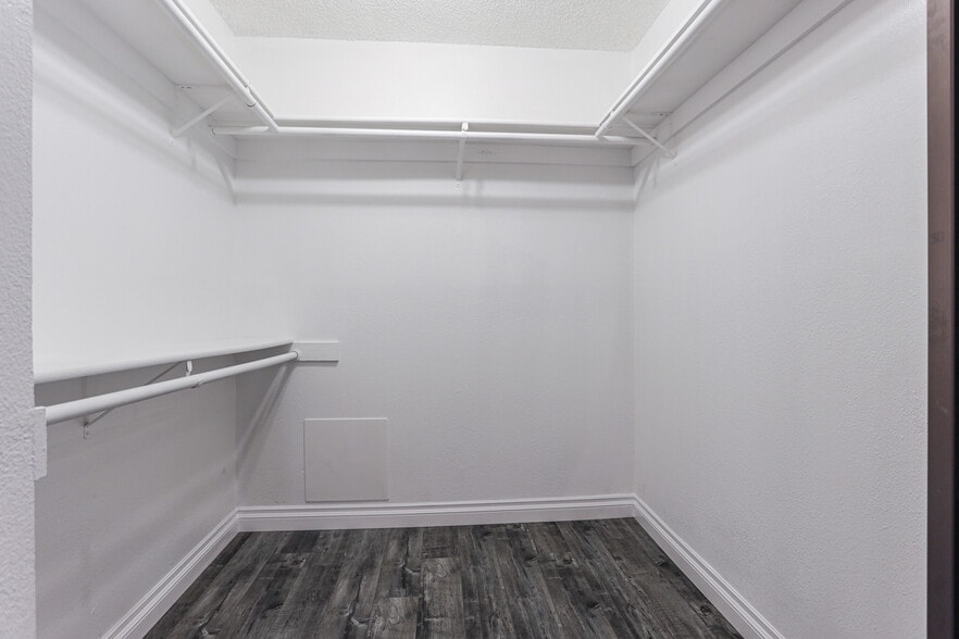 Building Photo - 222 N Rose St