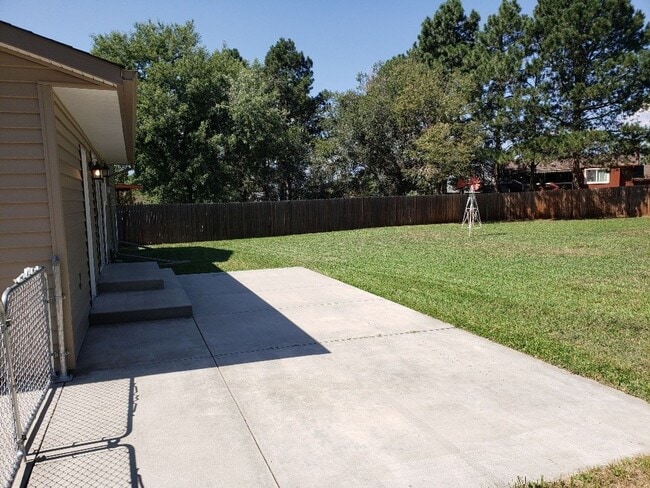 Building Photo - Nice 4 bedroom, 2 bath split level home