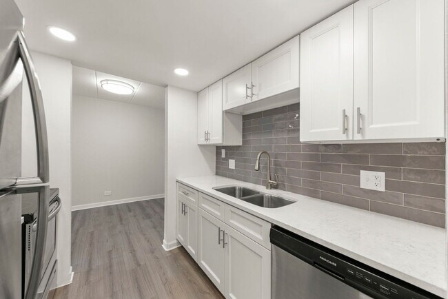 Building Photo - 1 Renaissance Pl