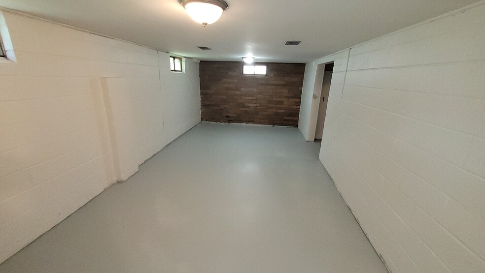 Building Photo - 1105 Waldman Ave