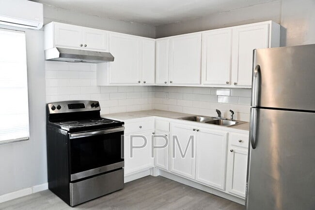 Building Photo - 1141 W Acacia Ave