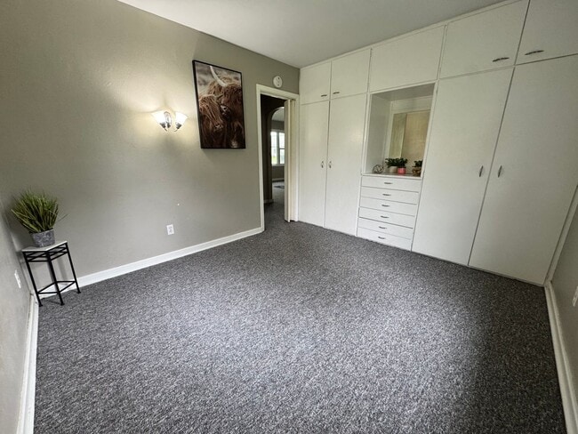 Building Photo - 2 bed, 1 bath home for rent in Hudson available IMMEDIATELY