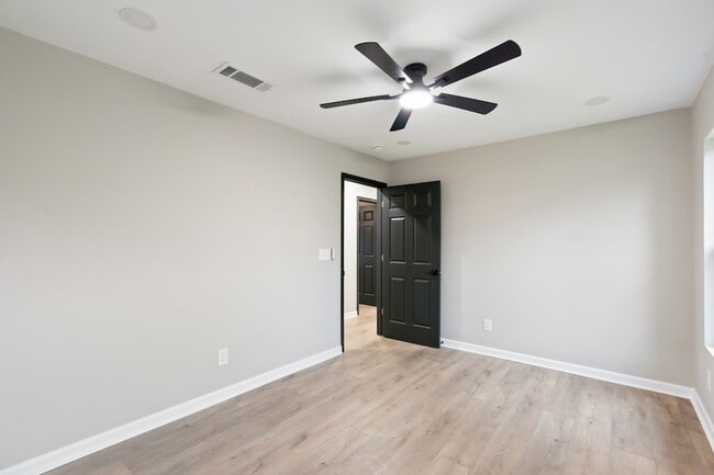 Building Photo - 804 Martin St