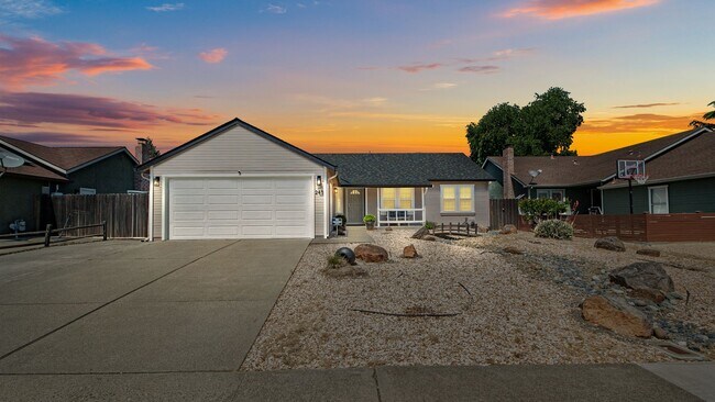 Building Photo - 3 Bedroom Home in Vacaville