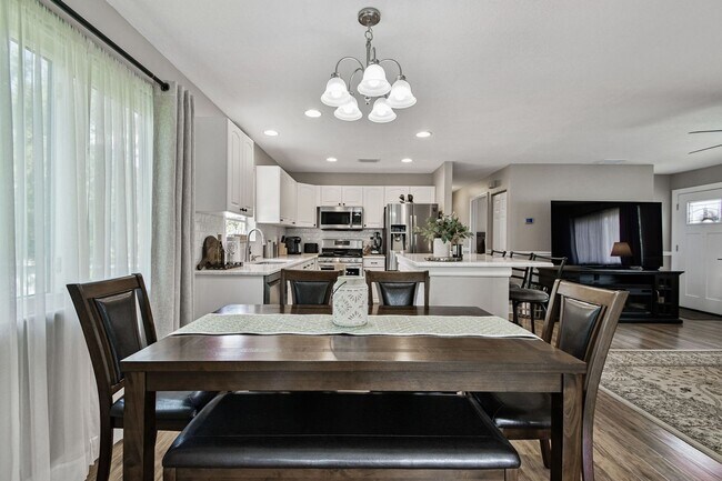 Building Photo - Elevated 3-Bed, 2-Bath, Corner-Lot Gem in the Heart of Palmetto