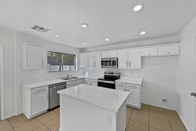 Building Photo - 16 Streamwood