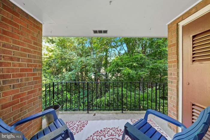 Building Photo - 3790 Lyndhurst Dr