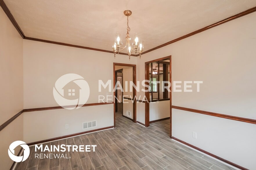 Building Photo - 2245 Pinewood Dr