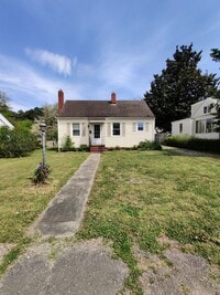 Building Photo - 2 bedroom home with a garage