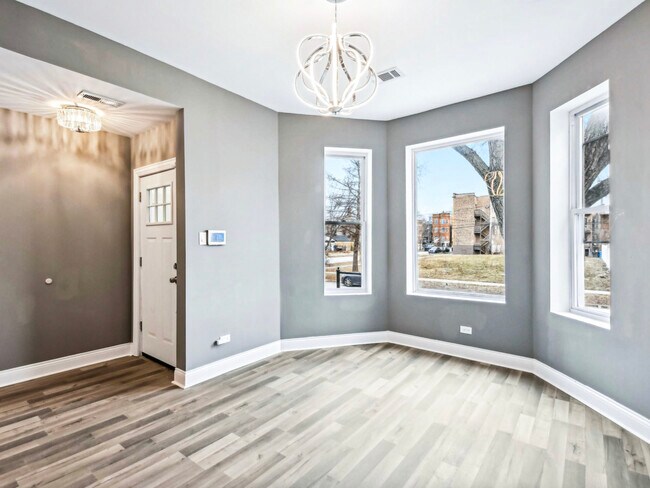Building Photo - 1806 S Trumbull Ave