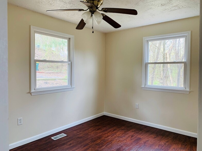 Building Photo - 2284 McKees Rocks Rd