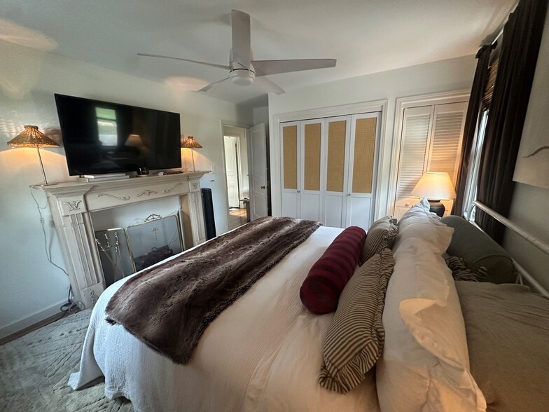 Larger of the 2 bedrooms - 5623 Meadowcrest Ln