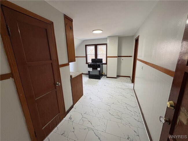 Building Photo - 143 Reo Ave