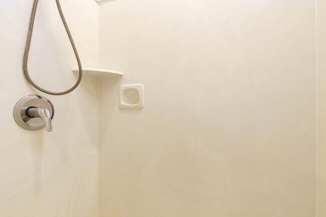 Building Photo - Beautiful 4 Bedroom Home!