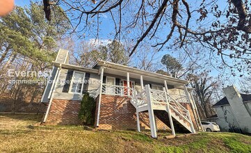 Building Photo - 3 Bed, 2 Bath Home with Garage / Available Now!