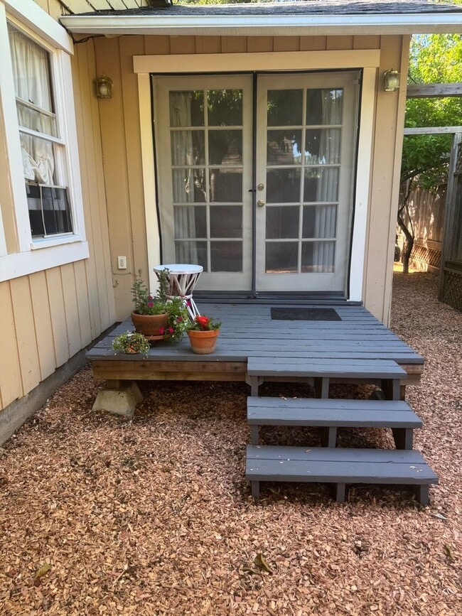 Building Photo - Quaint and cozy studio located near downto...