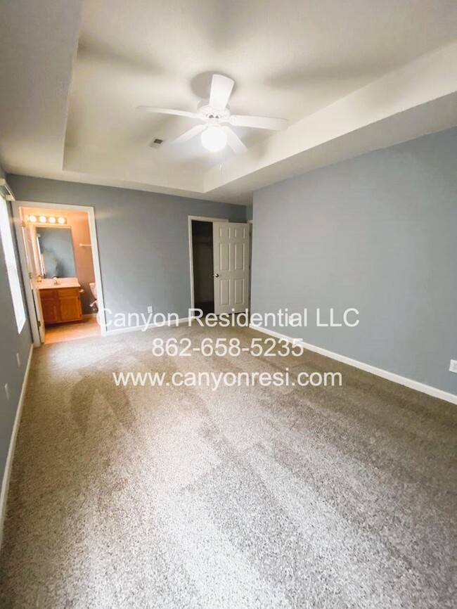 Building Photo - Beautiful 3b Room! Move in ready!