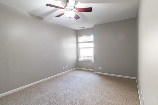 Building Photo - 1858 Crenshaw Cir