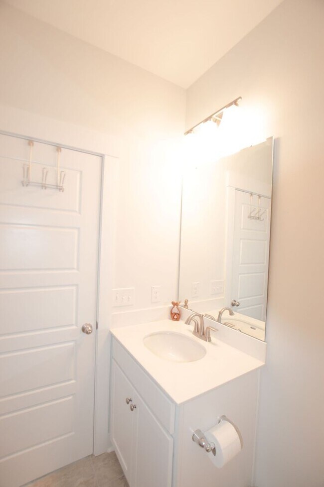 Building Photo - Charming Home in Mixson!