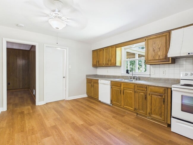 Building Photo - 3041 Clintwood Rd
