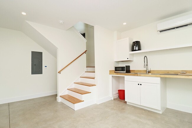 Building Photo - Light-Filled Downtown Studio Near UVA Medical Center