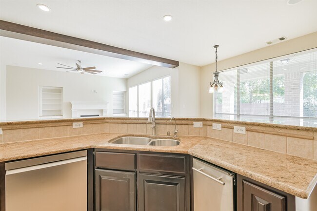 Building Photo - 8902 Lilac Springs