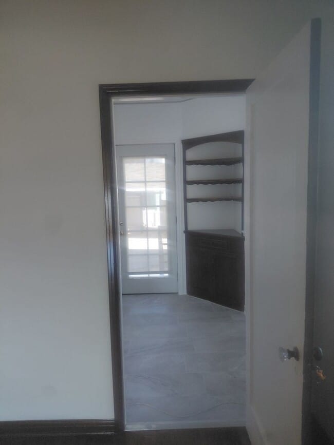 Building Photo - 1010