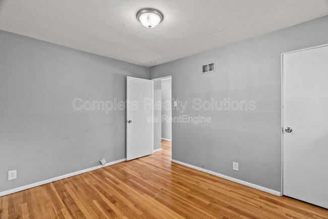 Building Photo - 1216 Lakeview Ave