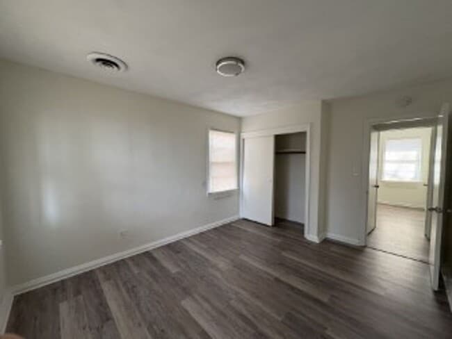 Building Photo - Larchmont