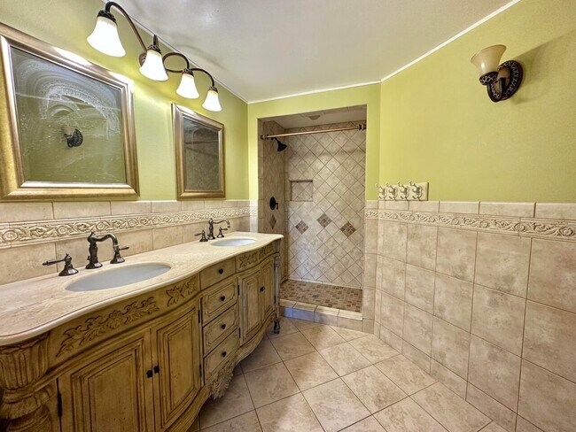 Building Photo - 12930 N Colony Dr