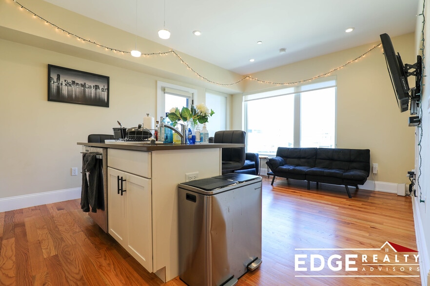 Building Photo - 23 Glencoe St