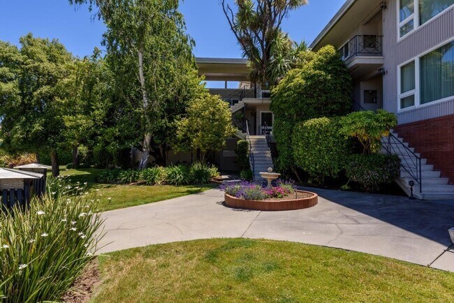 Building Photo - Lovely top floor condo unit; 2 bed/ 2 bath