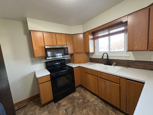 Building Photo - 3 bedroom 2 bathroom house