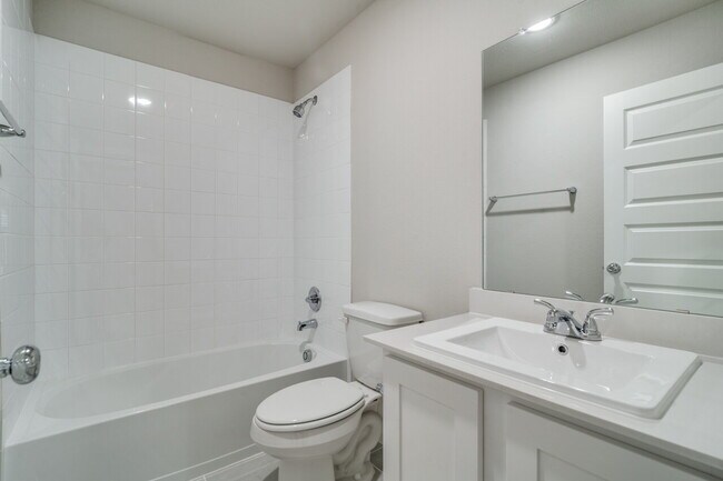 Building Photo - "Modern 3-Bedroom Home with Beautiful Finishes Throughout!"