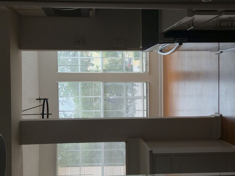 Building Photo - 670 Sandy Neck Ln