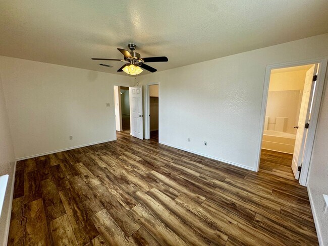 Building Photo - Spacious 4 Bedroom 2 Bath