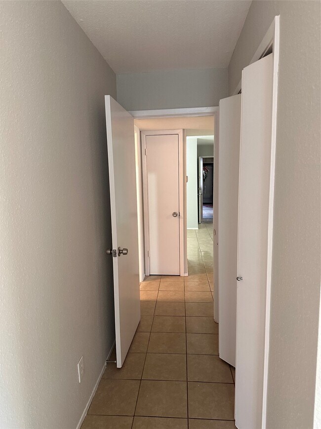 Building Photo - 5665 Birchmont Dr